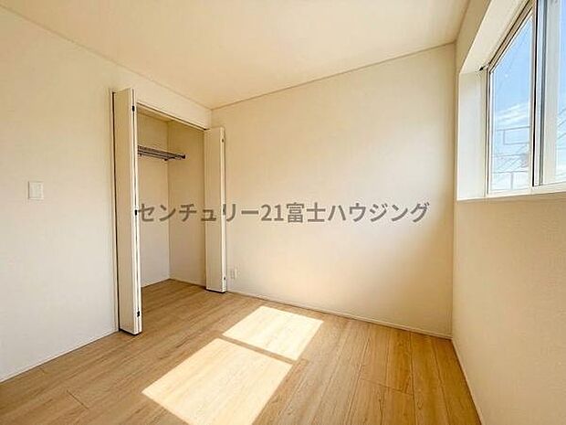 日当たりの良い寝室※AIによる画像加工を行っております。