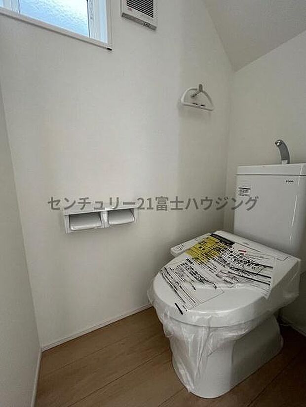 白を基調とした清潔感のあるトイレです!※AIによる画像加工を行っております。