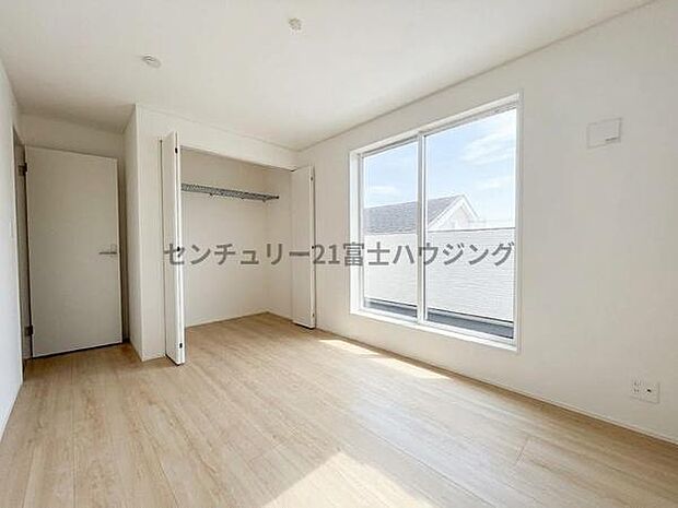 窓から光が差し込む明るい洋室です!※AIによる画像加工を行っております。