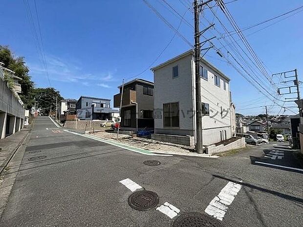 落ち着いた住環境と利便性を兼ね備えたエリアです。※AIによる画像加工を行っております。