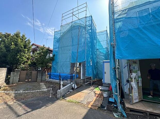 完成が楽しみな建築中の新築一戸建て物件です。新しい設備と綺麗な住環境で快適に暮らし始められます。※AIによる画像加工を行っております。