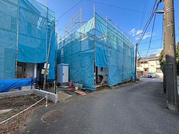 着々と工事が進む新築分譲住宅現場です。区画整理されたきれいな街並みで、新しい生活を気持ちよくスタートできます。※AIによる画像加工を行っております。