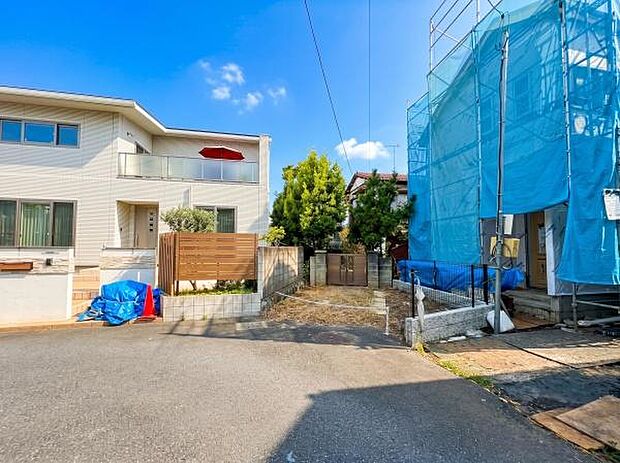 着々と工事が進む新築分譲住宅現場です。区画整理されたきれいな街並みで、新しい生活を気持ちよくスタートできます。※AIによる画像加工を行っております。