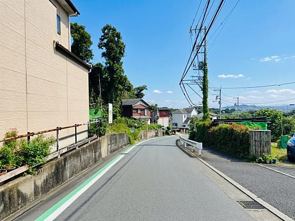 青空と豊かな緑に囲まれた、落ち着きのある閑静な住宅街のロケーションです。※AIによる画像加工を行っております。