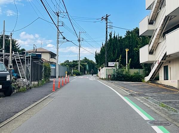 青空と豊かな緑に囲まれた、落ち着きのある閑静な住宅街のロケーションです。※AIによる画像加工を行っております。