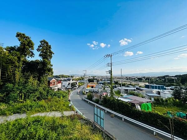 澄み切った青空と豊かな緑に包まれた高台からの景色が魅力です。※AIによる画像加工を行っております。