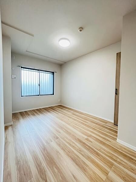 白い壁と明るい木目調の床が調和した、清潔感あふれるお部屋です。どんなインテリアにも馴染みやすい、シンプルで温かみのある空間が魅力です。
