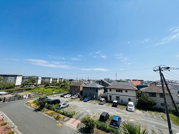 バルコニーからの眺望です！開放感があり青空を望めます。