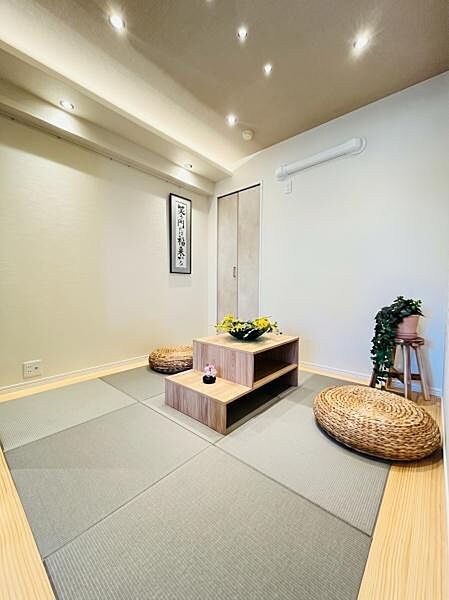 リビング横で使い勝手の良い和室です！適度な収納を備え、空間をすっきり保てます。客間やご家族のくつろぎスペースとして多目的に大活躍します！