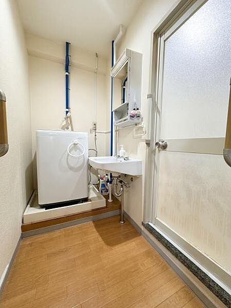 洗濯機置場と洗面台がコンパクトにまとまった、使い勝手の良い脱衣所！日用品をすっきり整理できます。お風呂場への動線もスムーズで、毎日の生活が快適に。※AIによる画像加工を行っております。
