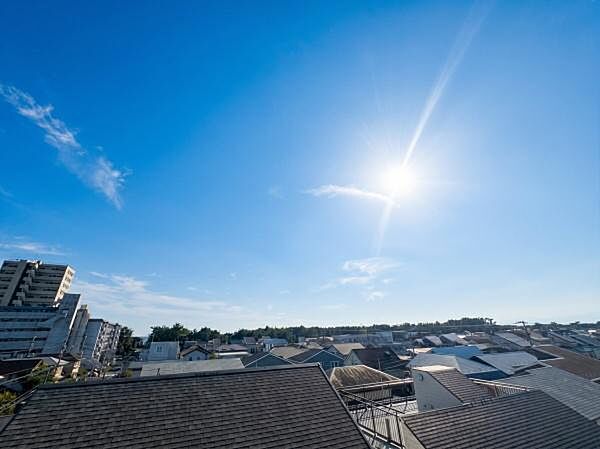 澄み渡る青空と輝く太陽を全身で感じられる、開放感満点のパノラマ眺望！高い建物が少なく風通しも良好で、毎日の暮らしに爽やかさと心地よさを届けます。※AIによる画像加工を行っております。