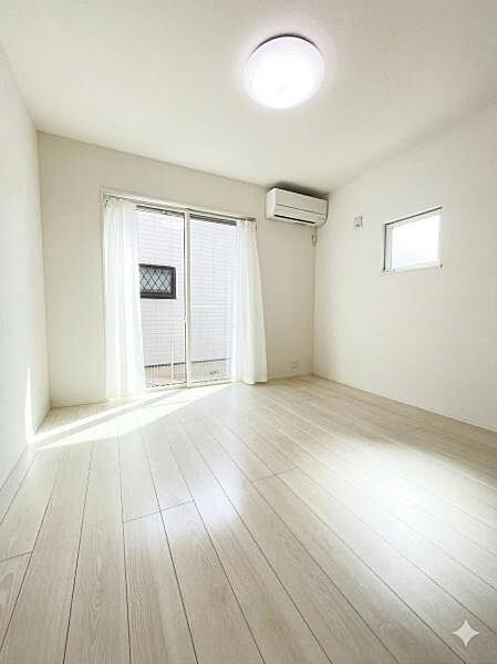 窓があり、とても明るいお部屋です！※AIによる画像加工を行っております。