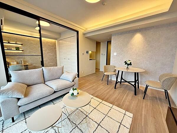 【ダイニング】グレーのアクセントクロスがお洒落な空間を演出するダイニング