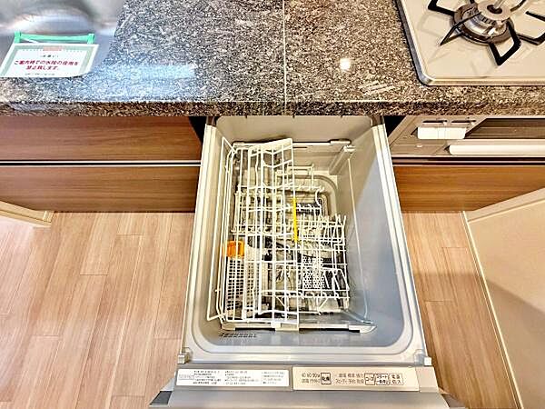 【キッチン】食洗機付きでお料理後の後片付けもスムーズです。