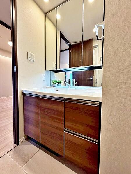 【洗面台】下部収納、ミラーキャビネット付きで明るく清潔感のある洗面化粧台です。スキンケア用品などもすっきり収納できます。