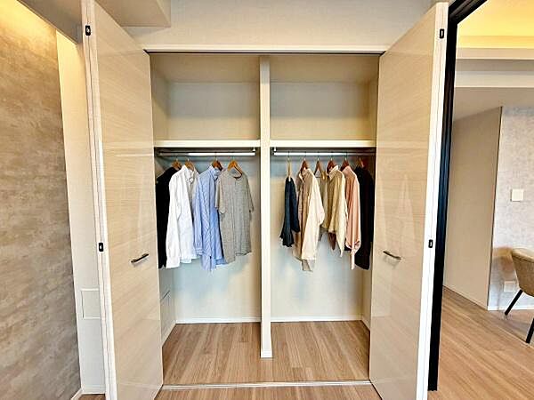 【収納】大きな家電も収納できる奥行のあるクローゼット。
