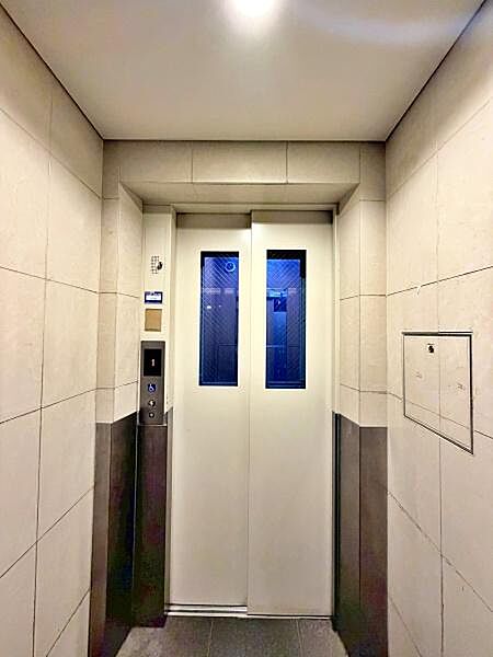 【エントランス】エレベーター付。重い荷物を持っていても安心