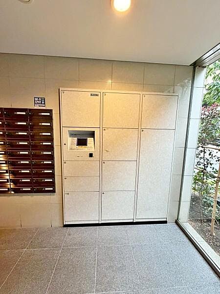 【エントランス】宅配ボックス付で不在時も安心