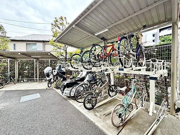 【駐車場】マンション敷地内にある駐輪場です。