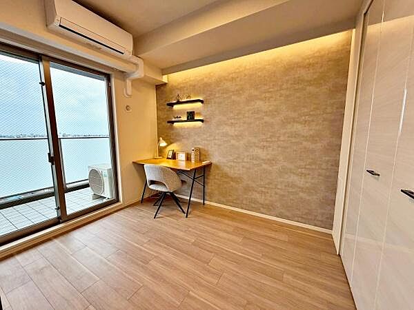 【洋室】間接照明が空間を上品に照らす洋室。