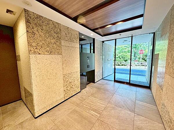 【エントランス】キレイに保たれているマンションエントランススペース。