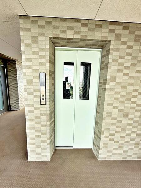 【エントランス】エレベーター付で重い荷物を持っていても安心。