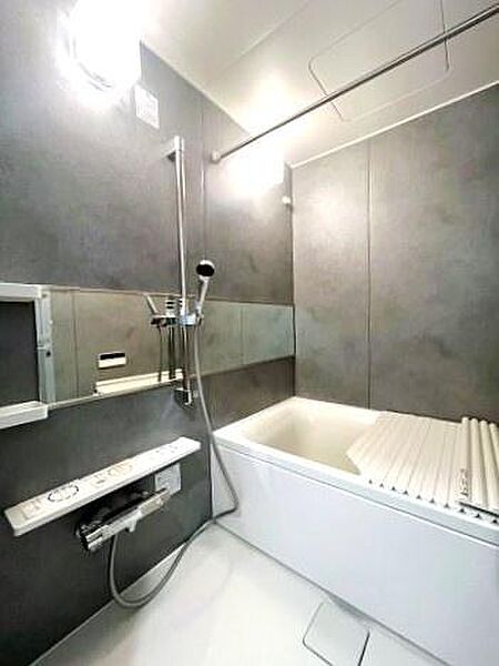 【浴室】モノトーンの浴室パネルがホテルライクな雰囲気を演出する、落ち着いた印象の浴室です。