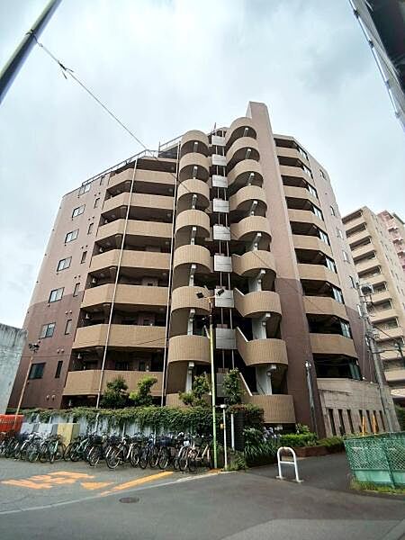 【現地】マンションには駐車場のほか、駐輪場やバイク置き場も備えています。