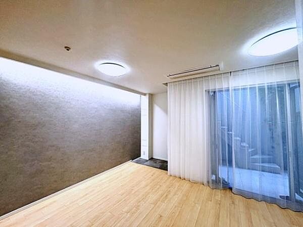 【リビング】アクセントクロスや間接照明がお洒落な空間を演出するリビング。