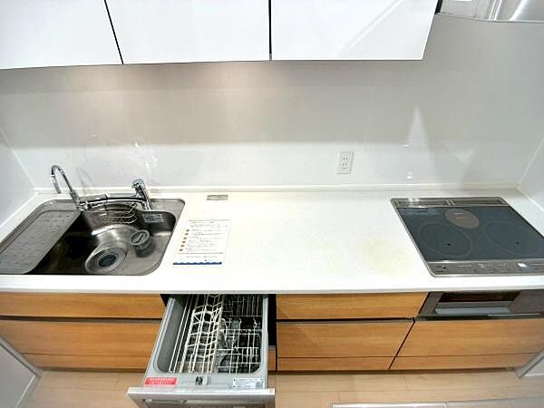 【キッチン】IHクッキングヒーターを採用。フラットな天板でお手入れがしやすく、快適にお料理をお楽しみいただけます。