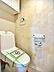 トイレ：【トイレ】上部に収納スペースがあり使いやすいトイレです。温水洗浄便座付で快適にご使用いただけます。