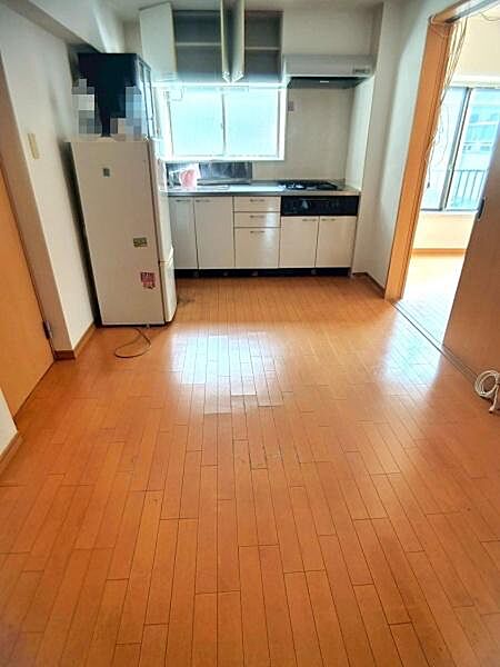 【リビング】窓付きの壁付けシステムキッチンで、明るく換気しやすい空間です。LDKを中心に各居室へ移動しやすい間取りです。