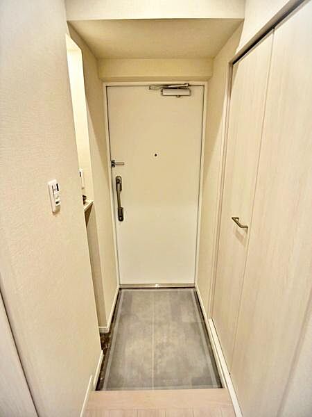 【玄関】落ち着いたデザインの玄関スペース。