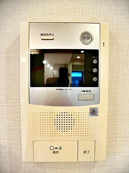 【インターホン】来客確認ができるＴＶモニター付きインターホンです。