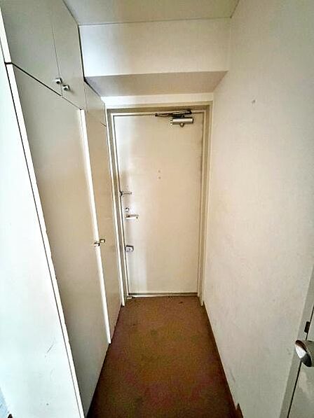 【玄関】シューズボックス付きで靴が収納でき、玄関回りをすっきりと見せることができます。