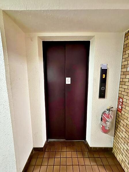 【エントランス】エレベーター付で重い荷物を持っていても安心。