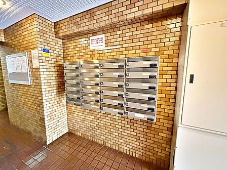 【エントランス】集合ポストが配置されたエントランス。