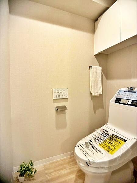 【トイレ】上部に収納スペースがあり使いやすいトイレです。温水洗浄便座付で快適にご使用いただけます。