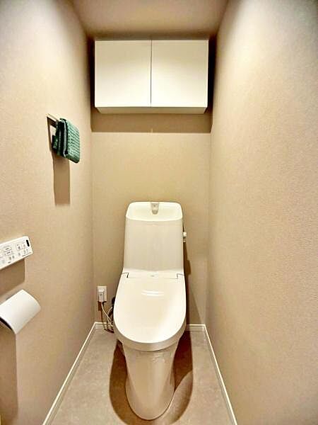 【トイレ】上部に収納スペースがあり使いやすいトイレです。温水洗浄便座付で快適にご使用いただけます。