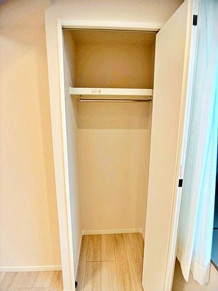【収納】ハンガーパイプと上部棚を備えた洋室内クローゼット。丈の長いコートやワンピースもそのまま収納可能です。