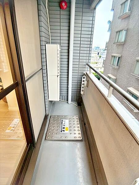 【バルコニー】日当り良好な南西向きバルコニー