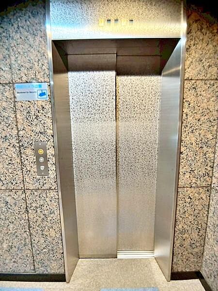 【エントランス】エレベーター付で重い荷物を持っていても安心。