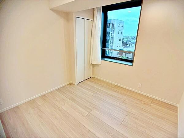 【洋室】家具を選ばないシンプルな内装のお部屋です。