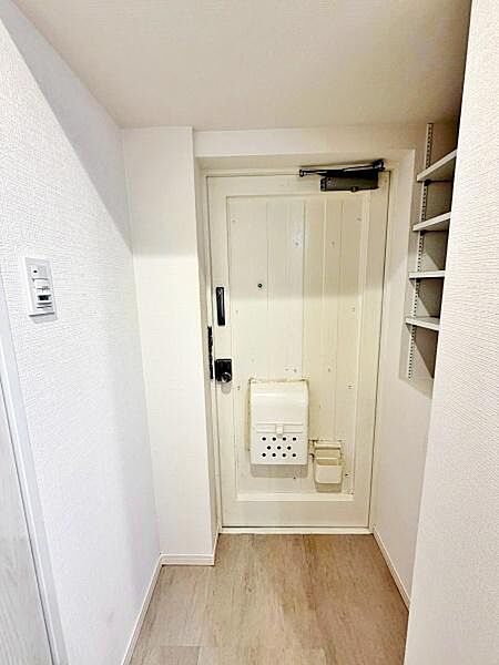 【玄関】靴の脱ぎ履きがしやすいゆとりある広さの玄関です。