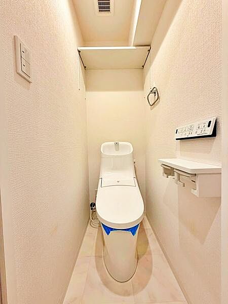 【トイレ】上部に収納スペースがあり使いやすいトイレです。温水洗浄便座付で快適にご使用いただけます。