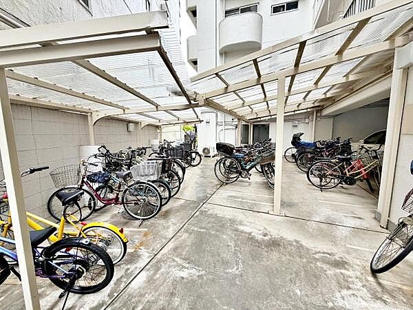【駐車場】マンション敷地内にある駐輪場です。