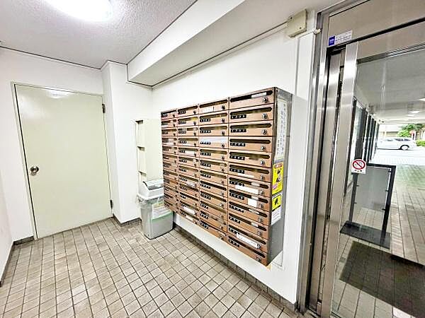 【メールボックス】マンション内にあるメールボックスです。