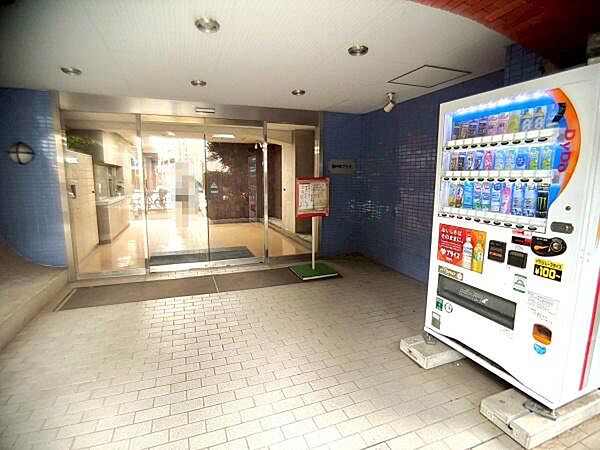 【エントランス】自動販売機を備えたエントランス。飲み物を手軽に購入でき、便利にご利用いただけます。