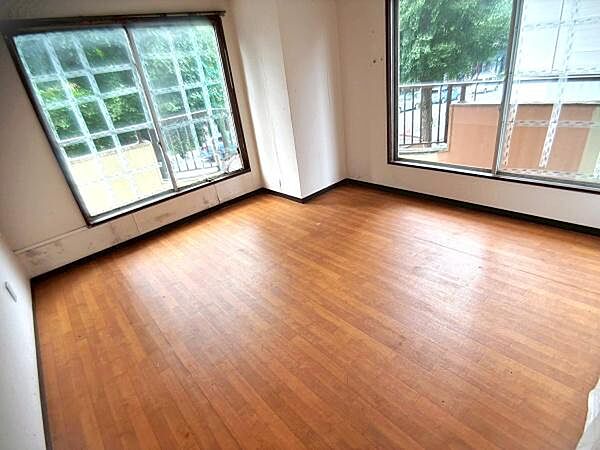 【洋室】2面採光で心地よい陽光と風を取り込める洋室。2面のバルコニーに面し、どちらの窓からもバルコニーへ出られます。