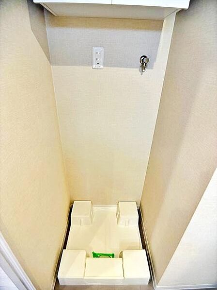 【洗面台・洗面所】上部棚付きの洗濯機スペースで、洗剤やリネン類もすっきり収納できます。